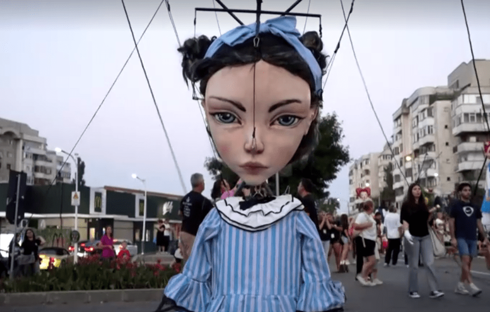 Marionetes gigantes tomam as ruas da Romênia em palco a céu aberto; veja imagens