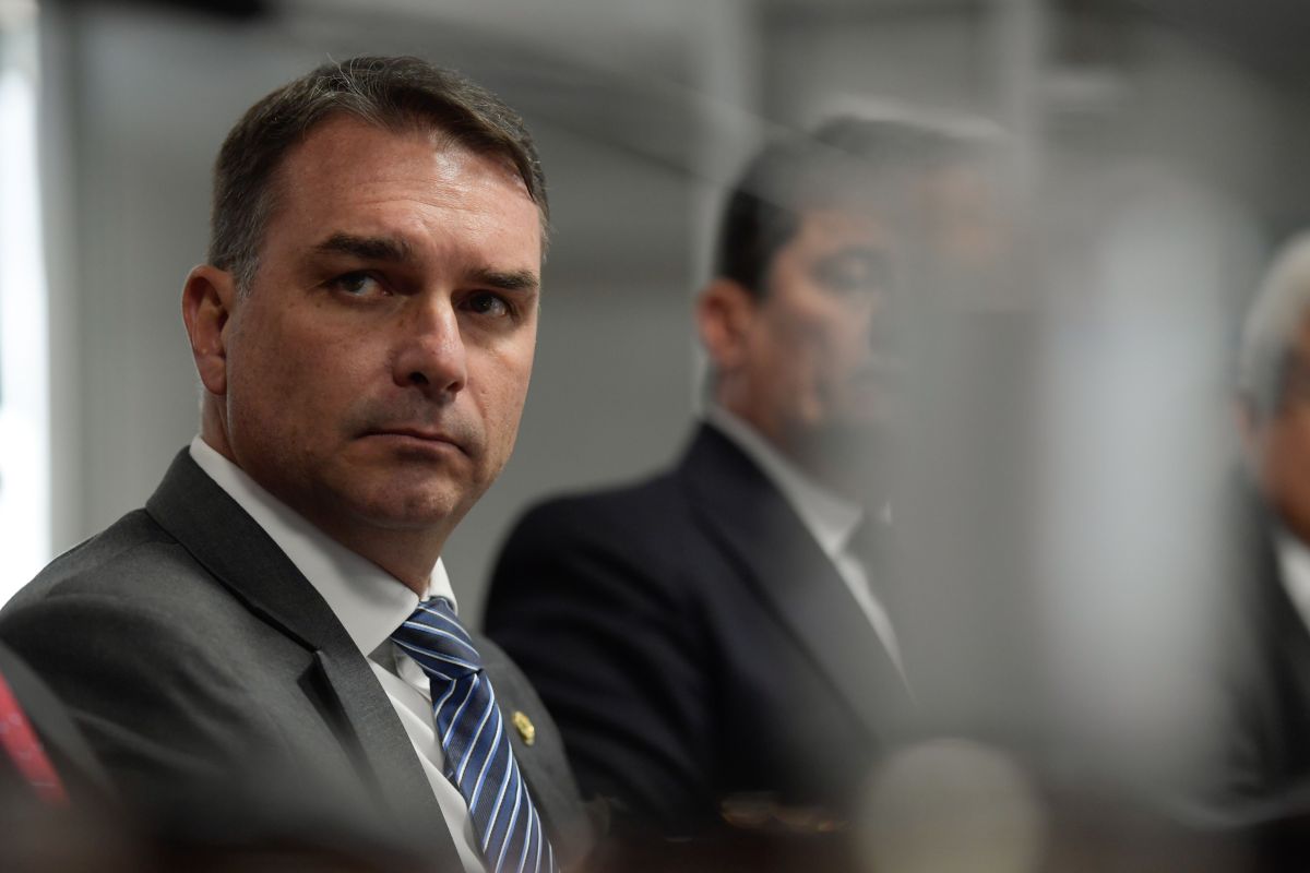 Nunes Marques vê “indício de ilegalidade” em fala de Flávio sobre urnas