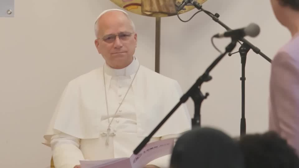 Papa Leão XIV destaca papel de mulheres em visita a centro de refugiados