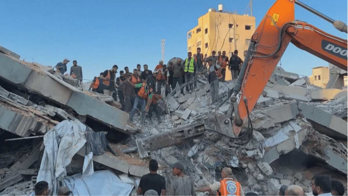 Prédio atingido por ataque em Gaza desaba e deixa 12 mortos