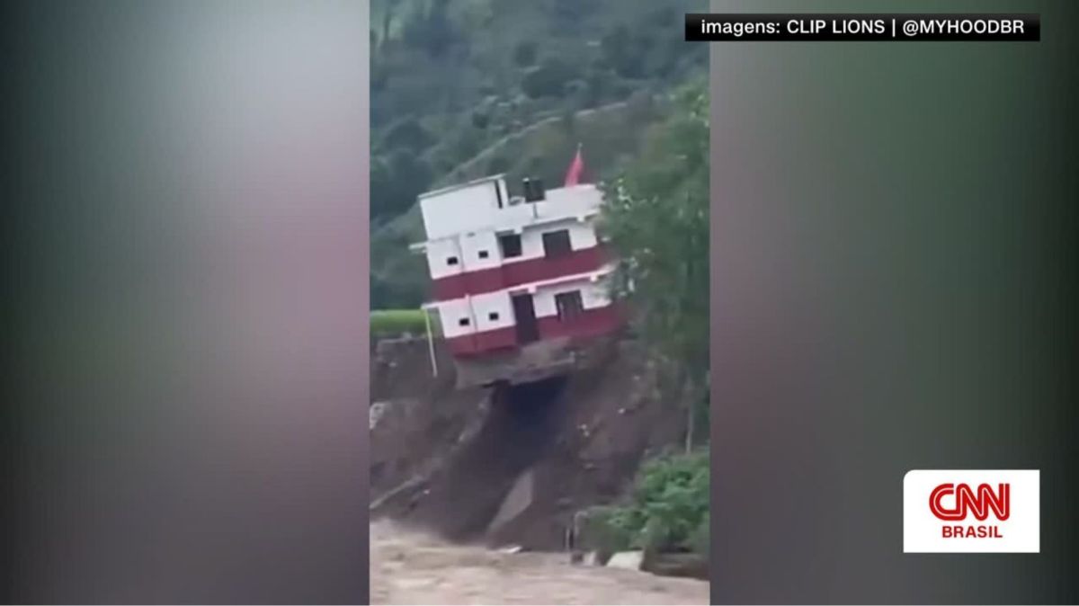 Prédio desmorona em rio durante enchente no Nepal; Veja vídeo