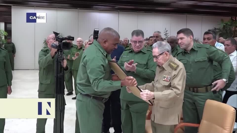 Raúl Castro aparece em cerimônia militar em Cuba em meio a boatos de morte