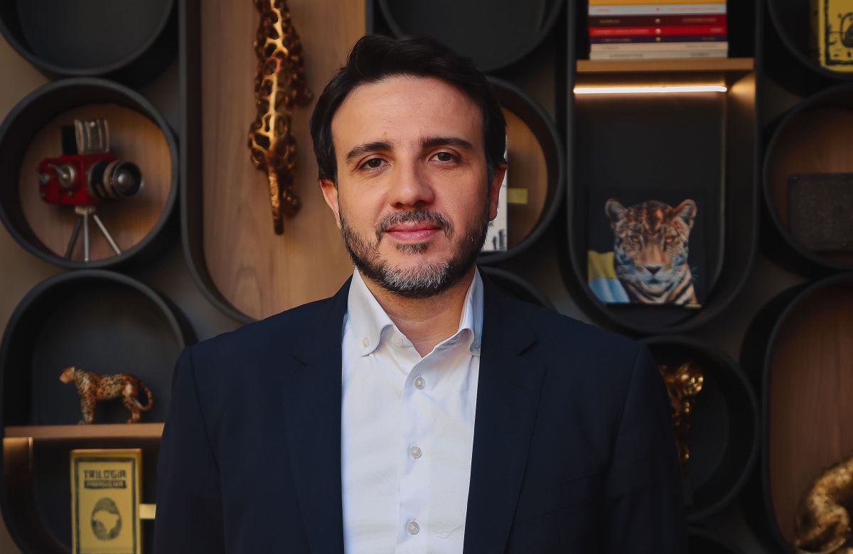 Renan Santos aciona TSE para participar de debate na Globo