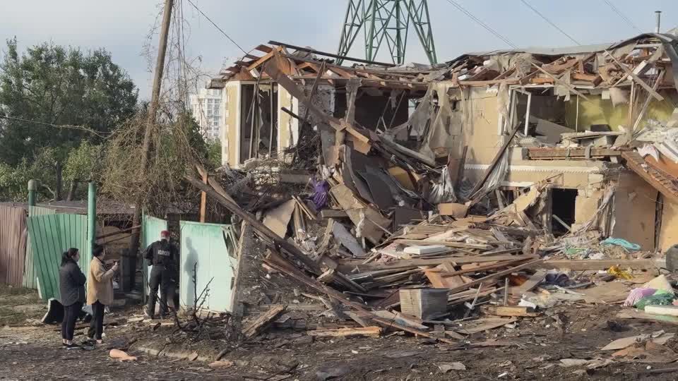 Rússia ataca usinas de energia, mata quatro e deixa Kiev sob fumaça