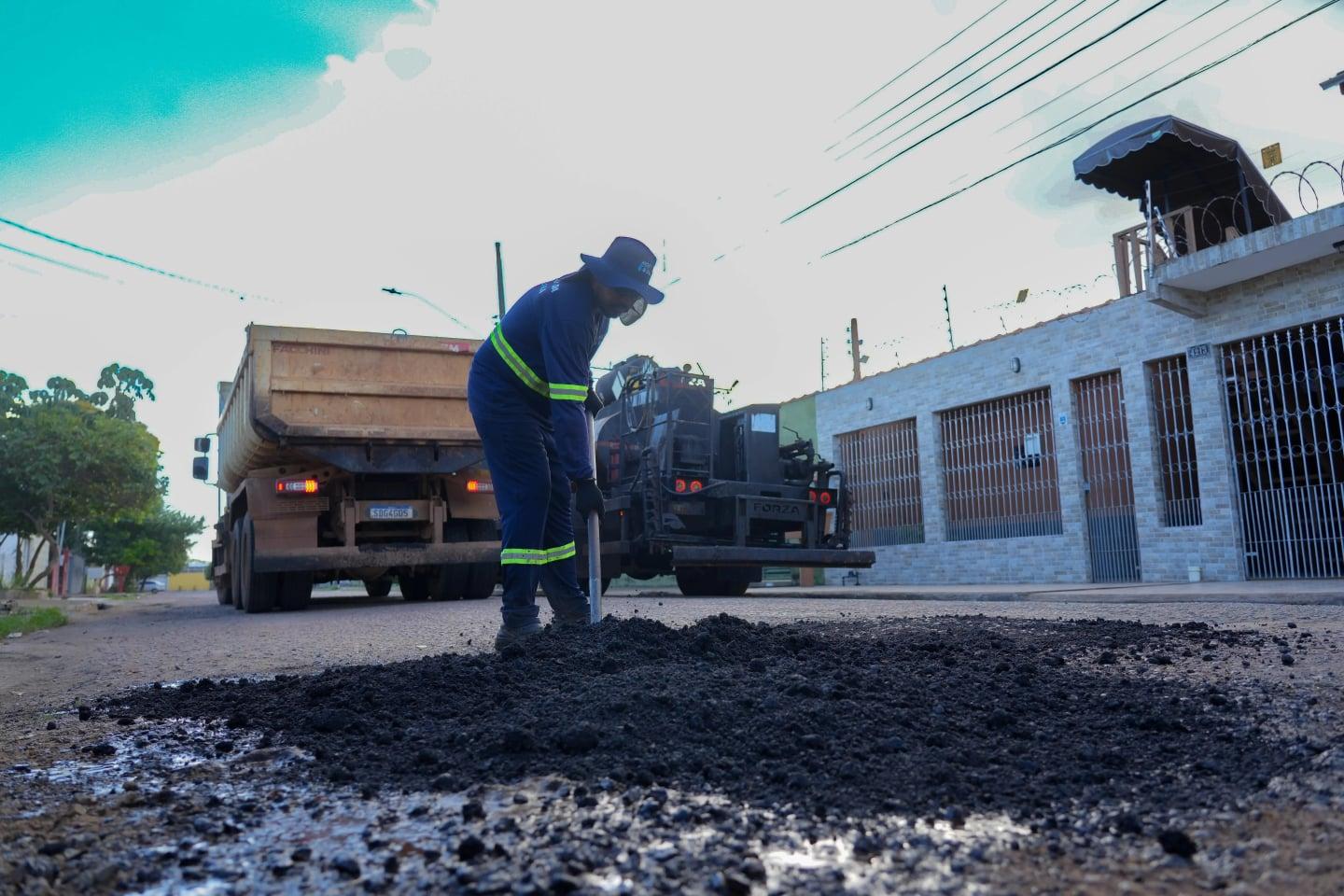 Serviços de tapa-buraco são realizados nos bairros Nova Esperança, Flodoaldo Pontes Pinto e Teixeirão