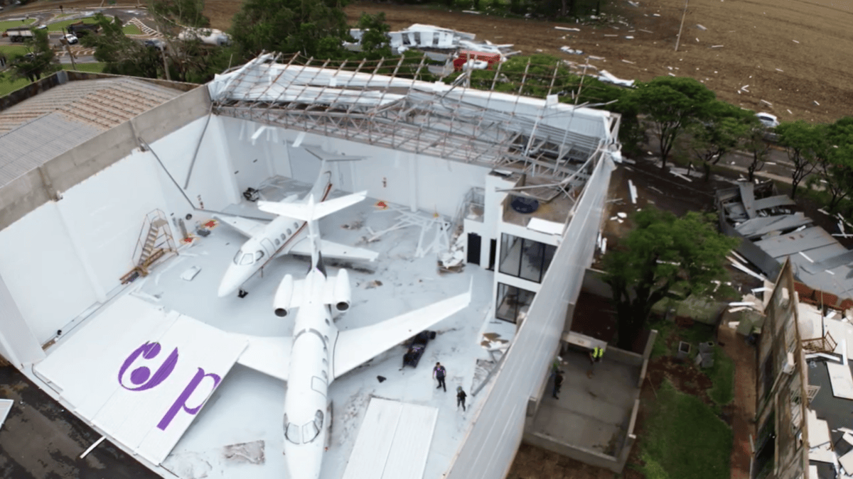 Temporal com ventos fortes destrói hangares no Aeroporto de Toledo (PR)