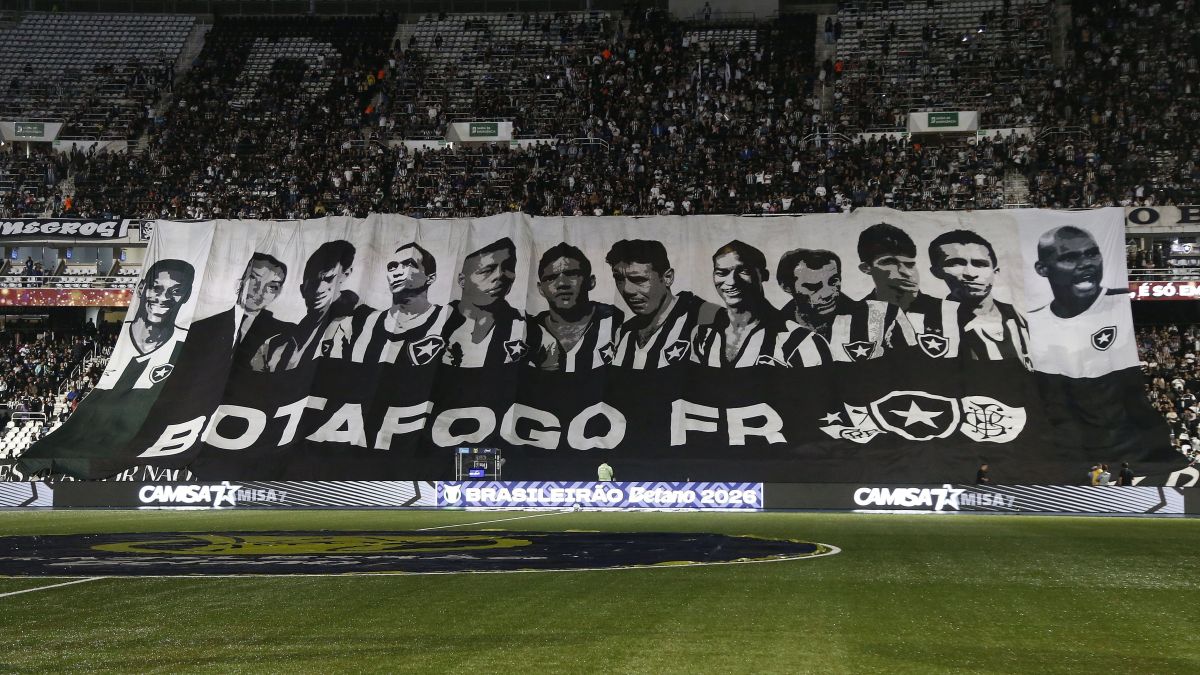 Torcida do Botafogo protesta contra Marlon Freitas e rasga imagem: “Judas”