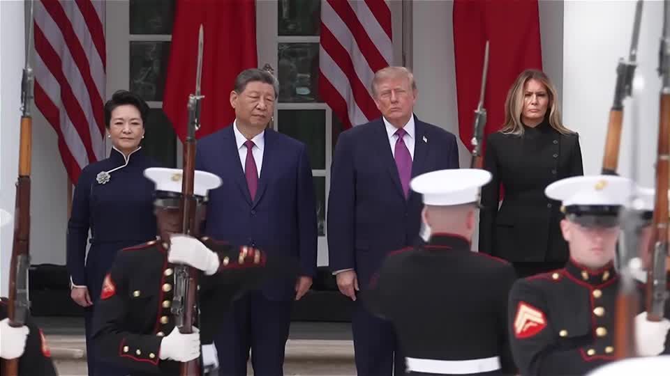 Trump e Xi Jinping participam de cerimônia de revista de tropas e sobrevoo