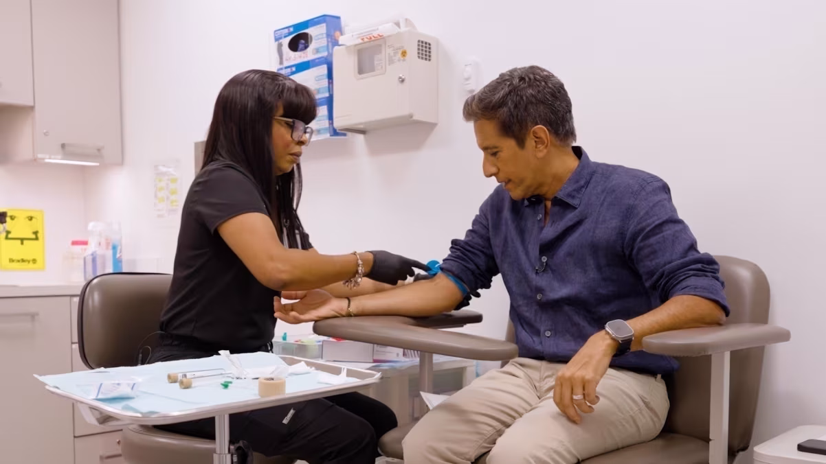 Um simples exame de sangue pode detectar câncer. Mas quem deve fazer um?