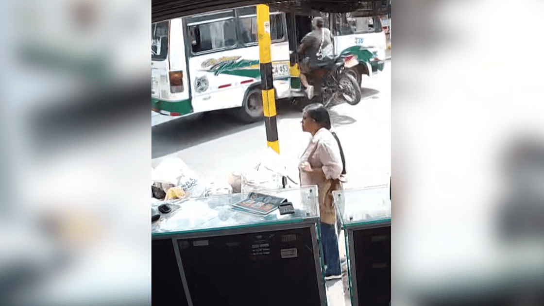 Vídeo: Motociclista é lançado para dentro de ônibus após batida na Colômbia