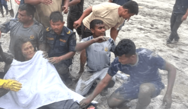 Vídeo: Mulher é resgatada após 10 dias no Nepal; familia planejava funeral