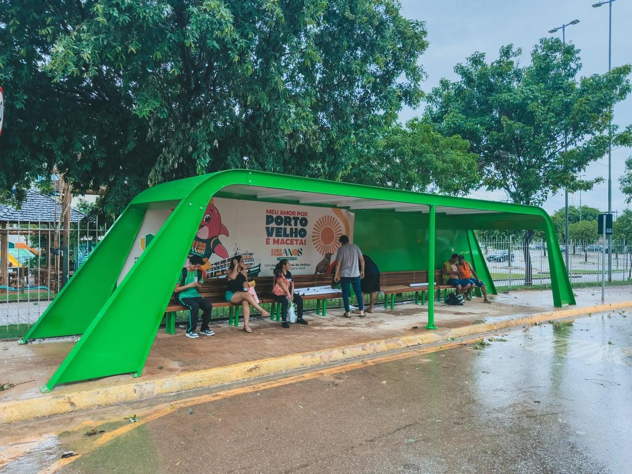 Abrigo de ônibus em Porto Velho traz conforto e inovação para usuários