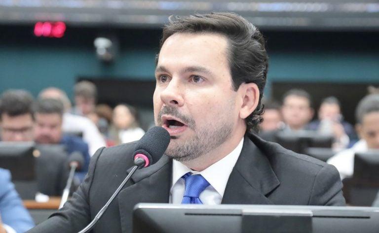 Aprovação da Comissão de Constituição e Justiça elimina taxa de fiscalização sobre celulares