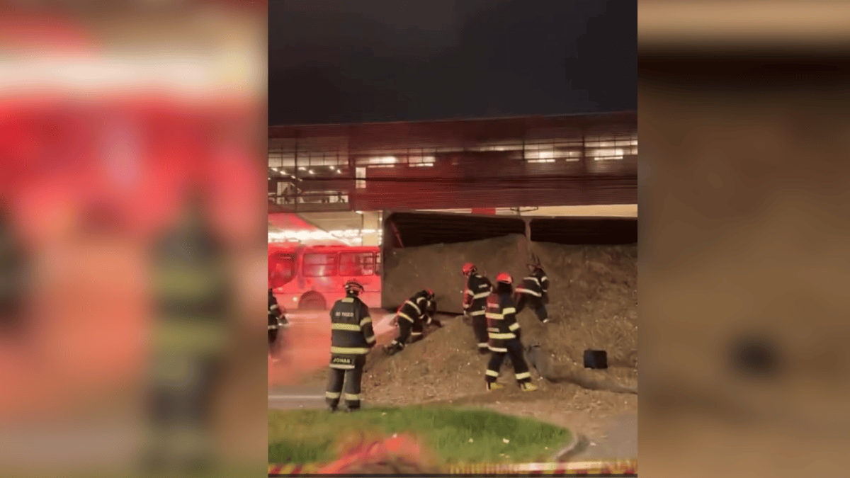 Carreta atinge dois veículos após tombar por peso da carga e Suzano