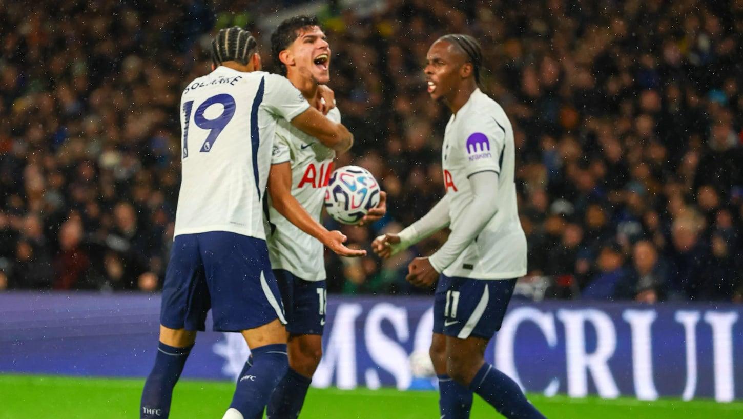 Chelsea é superado pelo Tottenham após falha de Mike Penders