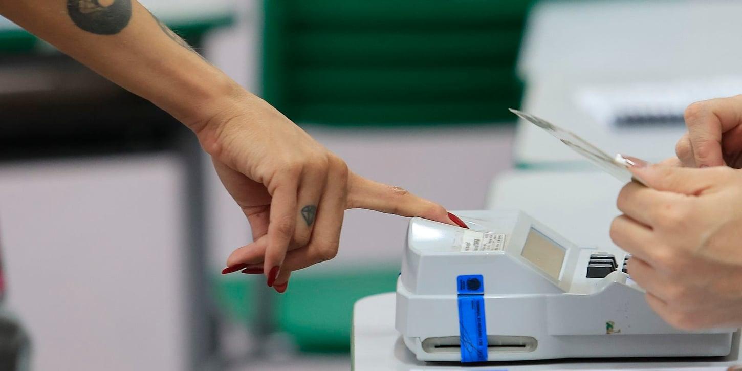 Com chuva, eleitores do Rio chegam cedo para votar