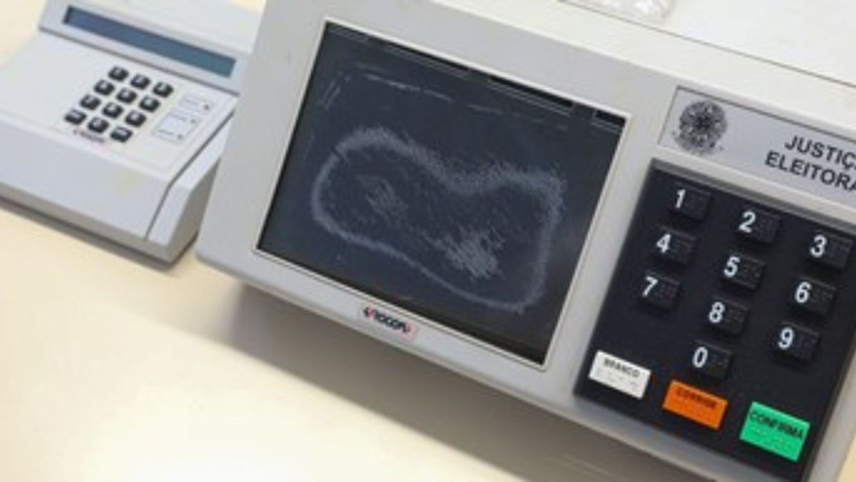 Com disquete de 1,44 MB e teclado de borracha: a história da primeira urna eletrônica com cara de micro-ondas usada em 1996