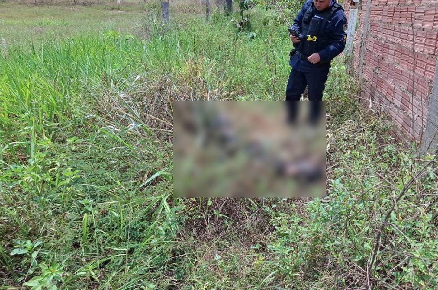 Corpo carbonizado e com mãos amarradas é achado em matagal na zona Leste