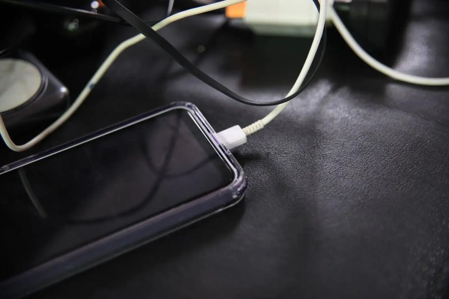 Cuidado da Prefeitura em relação aos perigos do uso de celulares enquanto carregam
