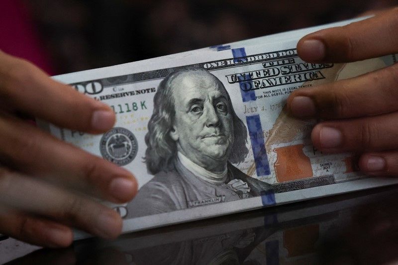 Dólar inicia dia em alta acompanhando guerra no Oriente Médio