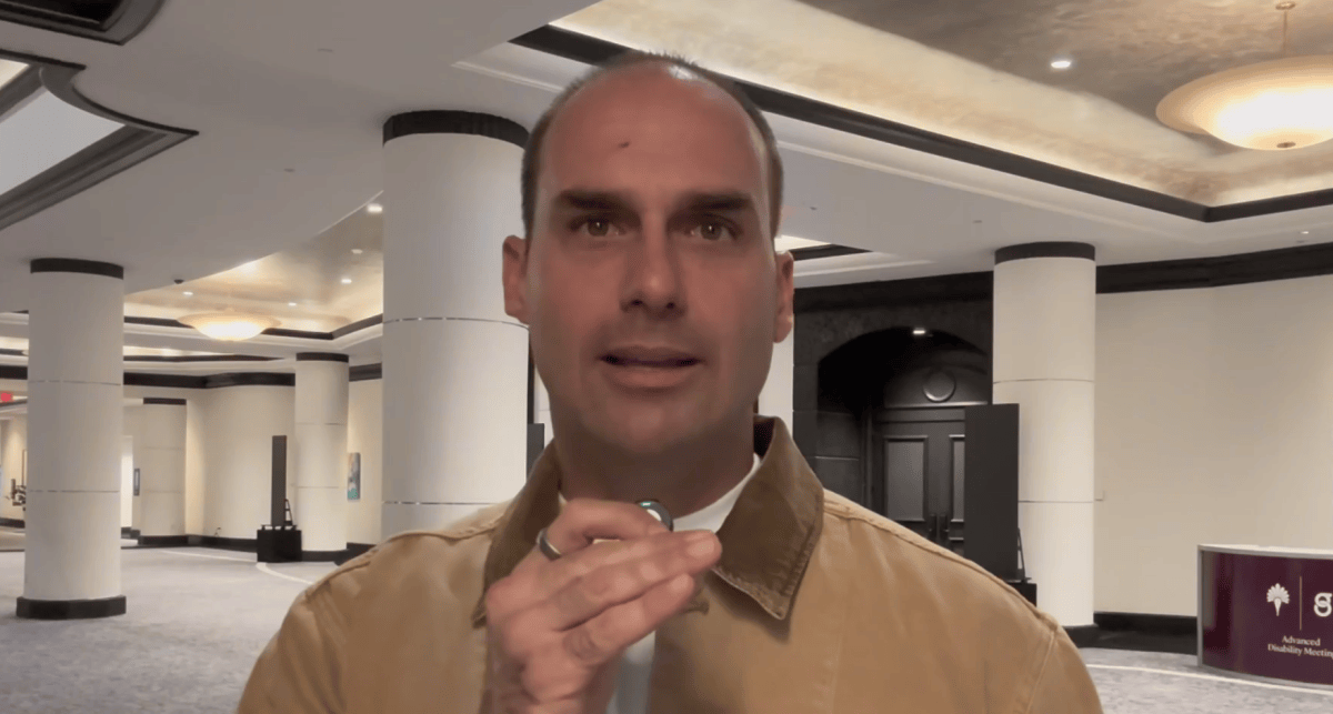 Eduardo Bolsonaro posta vídeo em inglês questionando virada de Lula