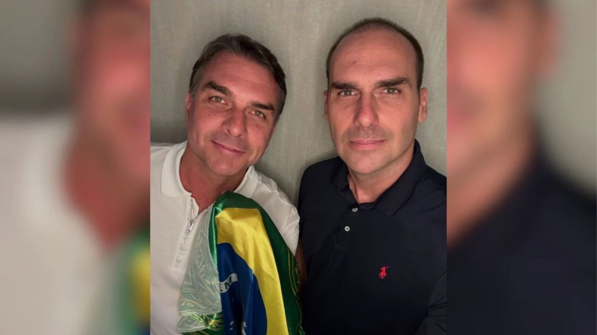 Eduardo cita Olavo e posta foto com Flávio após senador fugir para os EUA