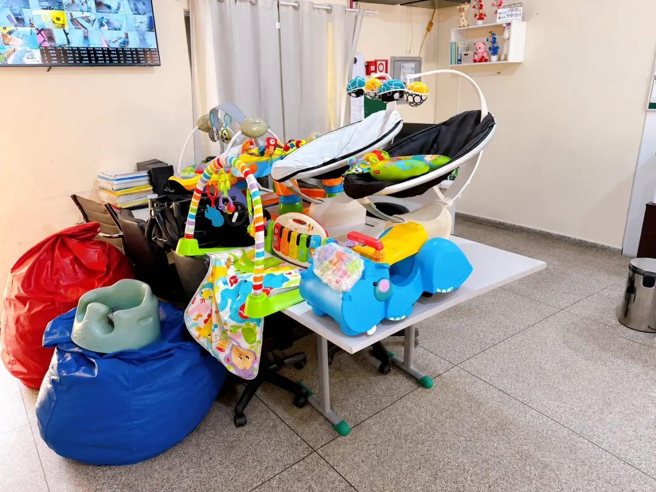 Elizângela Gonçalves, madrinha do programa Apadrinhando uma História, entrega artigos para bebês na Casa Criar