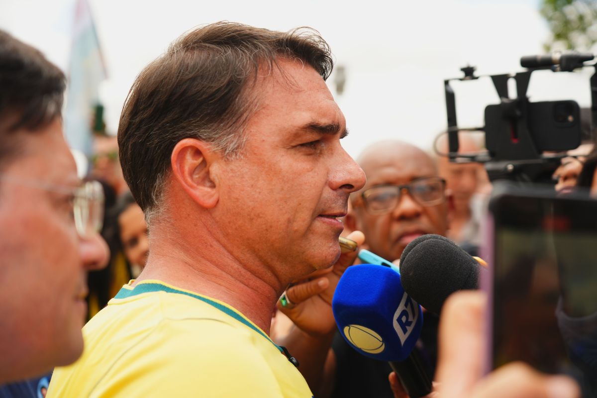 Erro de processamento tirou áudio de propaganda de Flávio, dizem emissoras