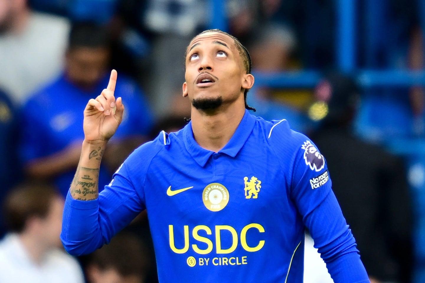 Henderson brilha e João Pedro marca dois em vitória expressiva do Chelsea com Rayan em nova função