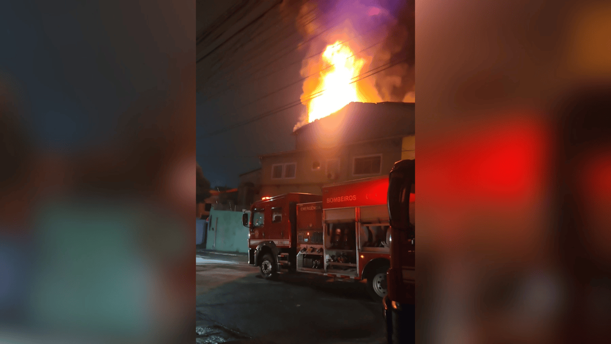 Incêndio atinge fábrica na Zona Sul de SP e 27 viaturas tentam controlar