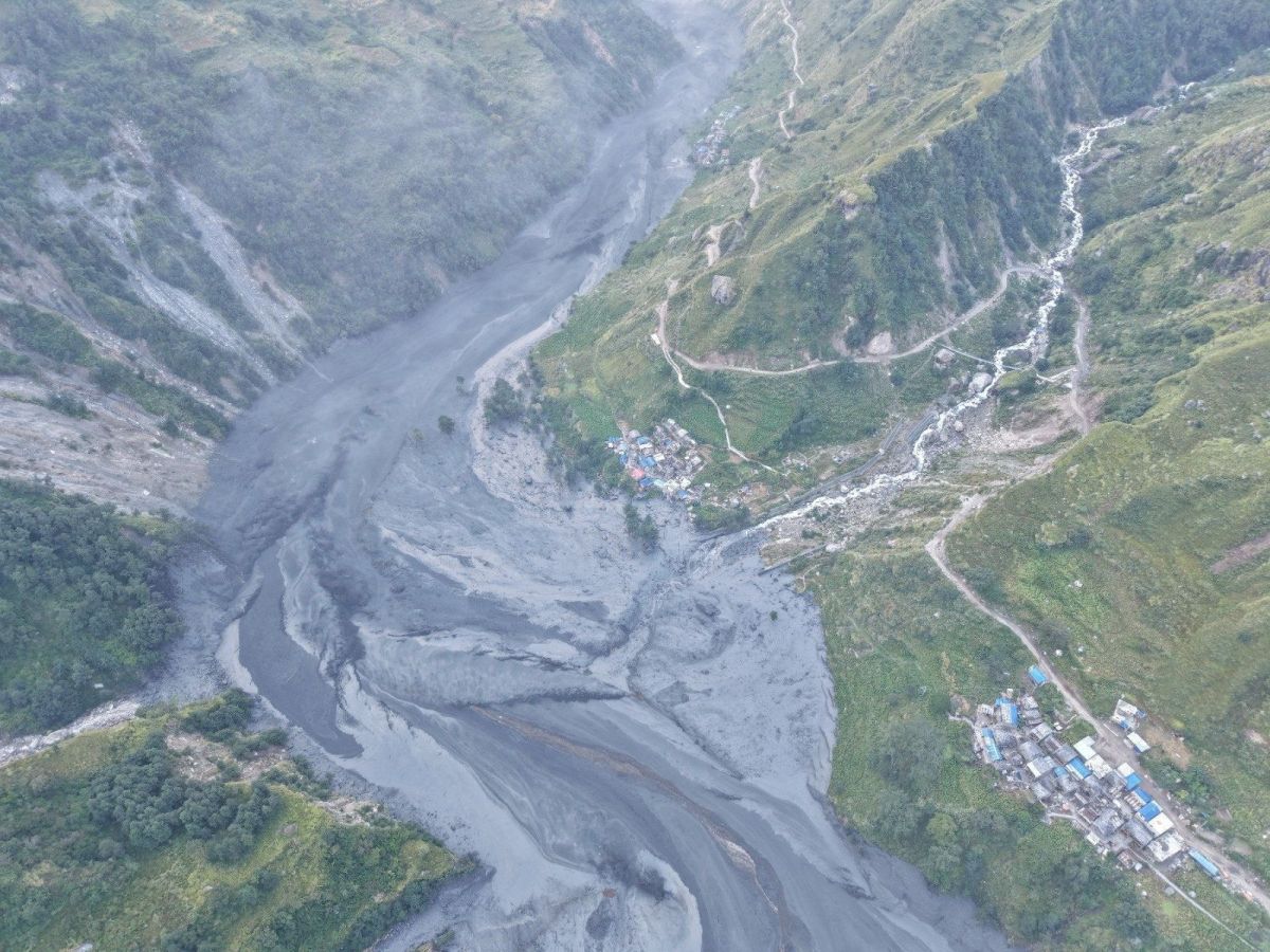 Mais de 100 turistas estrangeiros ficam isolados após enchente no Nepal