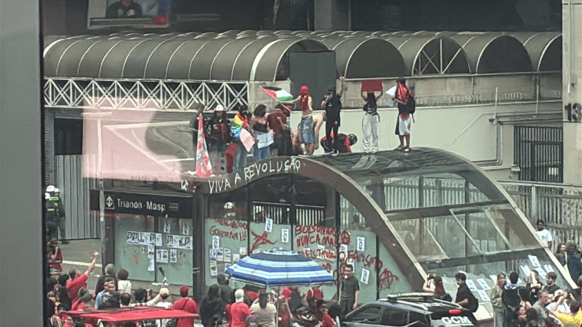 Manifestantes picham e quebram estações de metrô durante ato pró-Lula