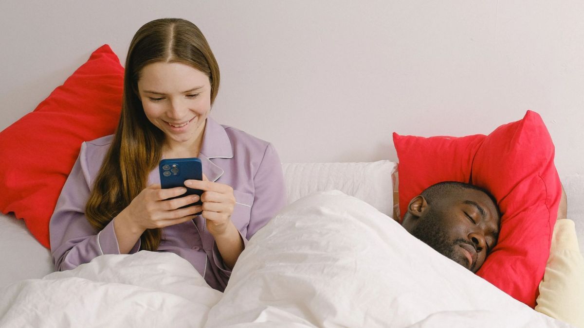 Manter um ‘plano B’ durante um relacionamento sério é traição? Entenda a controversa prática do ‘cushioning’