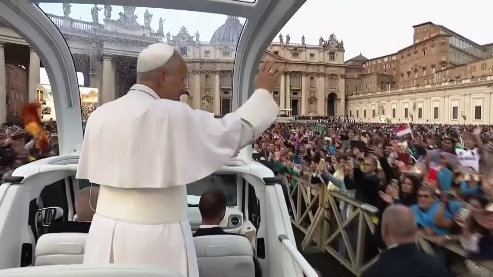 Papa Leão faz audiência no Vaticano oito dias após cirurgia no pulmão