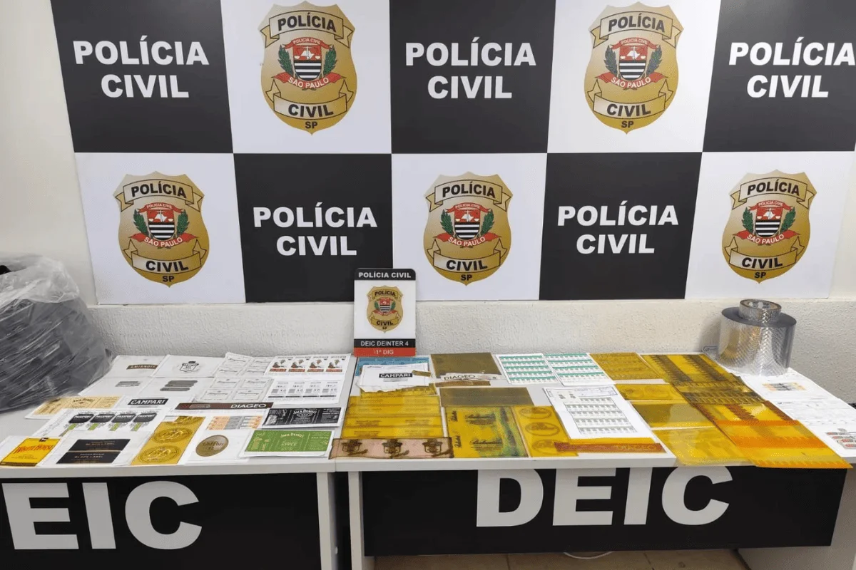 Polícia encontra gráfica que produzia rótulos falsos de bebidas famosas em Bauru