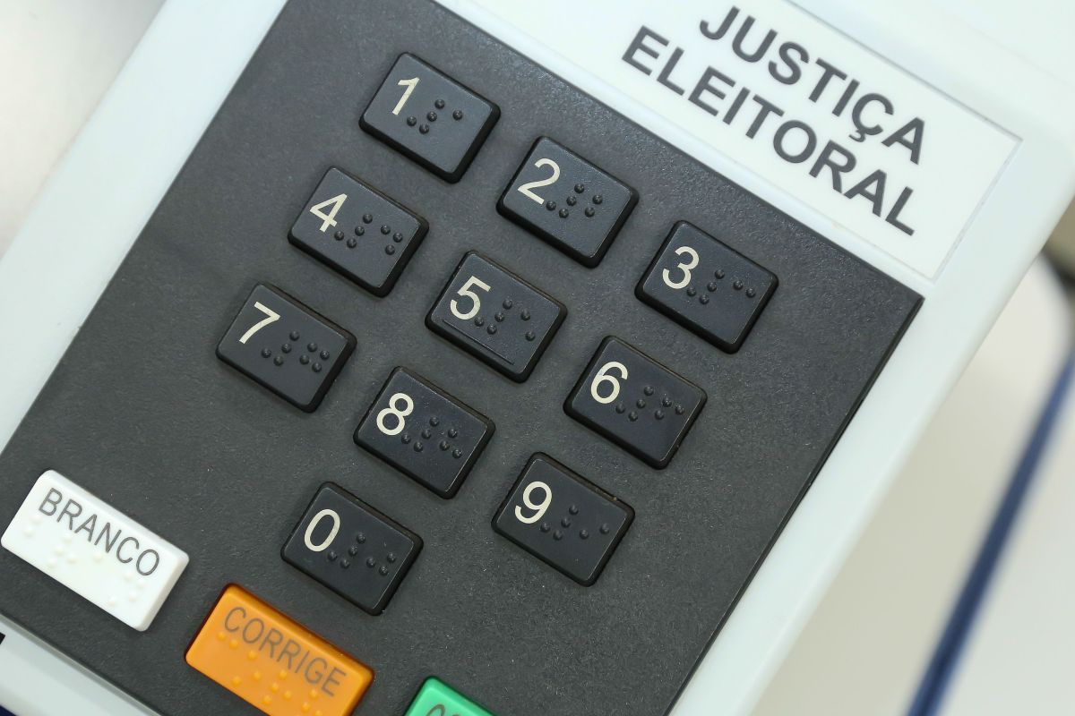 Por que a urna eletrônica começa pelos deputados? Regra de 1965 decide a ordem do voto