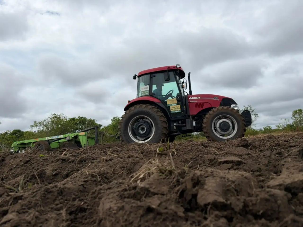Programa Porteira Adentro traz serviços e máquinas para os agricultores de Porto Velho