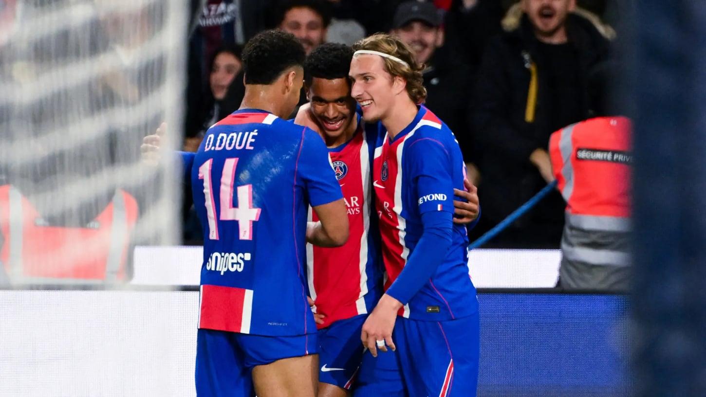 PSG supera o Lyon e assume a liderança com heróis inesperados