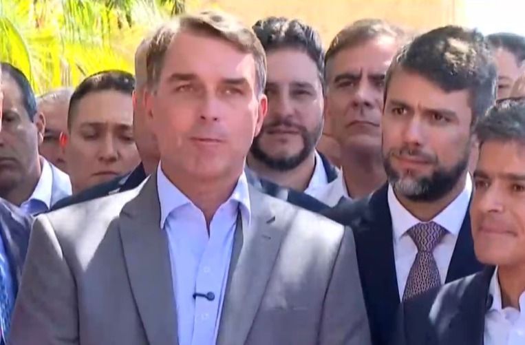 “Quase ministro” de Lula surge ao lado de Flávio em ato de apoio do centrão