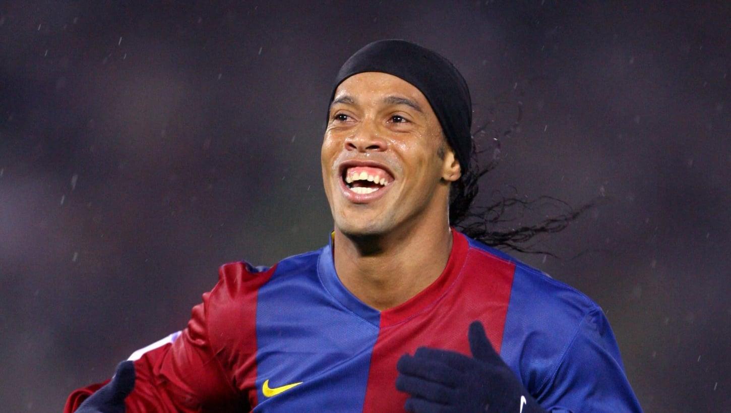 Ronaldinho Gaúcho homenageia ex-treinador do Barcelona: 'Quem melhor me entendeu'
