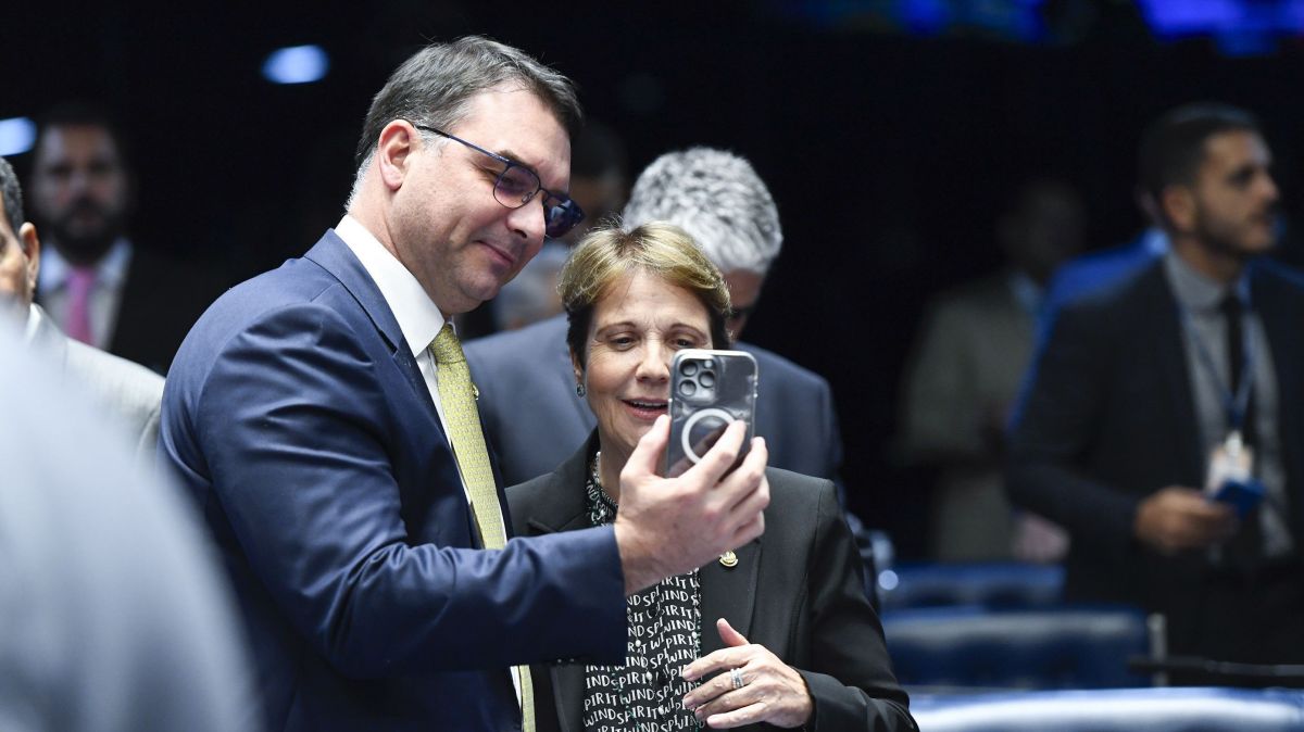 Seis em cada 10 senadores com mandato garantido em 2027 apoiam Flávio