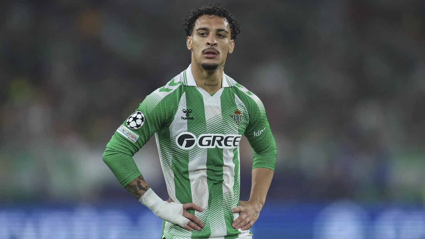 Técnico do Betis atribui jejum de gols de Antony à ansiedade
