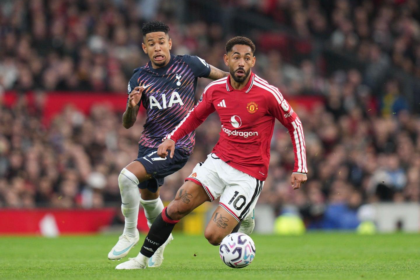 Tottenham domina, mas Manchester United segura empate no fim