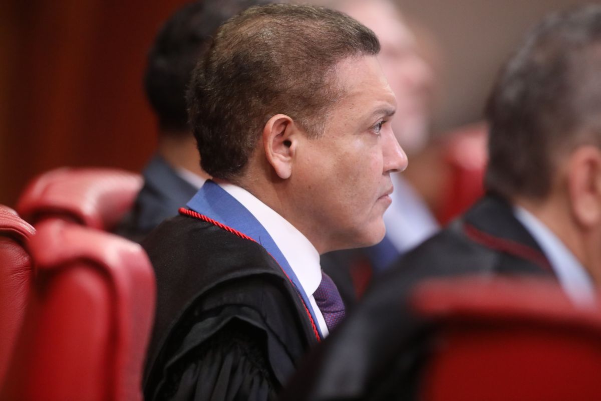 TSE mantém no ar site pró-Flávio e manda investigar financiamento