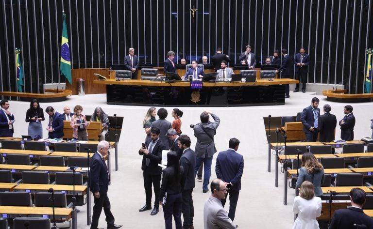 Urgência em Requerimentos é Avaliada pelos Deputados no Plenário