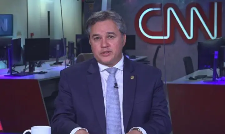 À CNN, Efraim diz que apreensão de passaporte de Flávio é “antidemocrática”