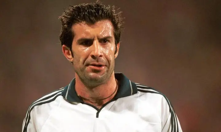 A conturbada volta de Figo ao Camp Nou: relembrando um clássico emblemático