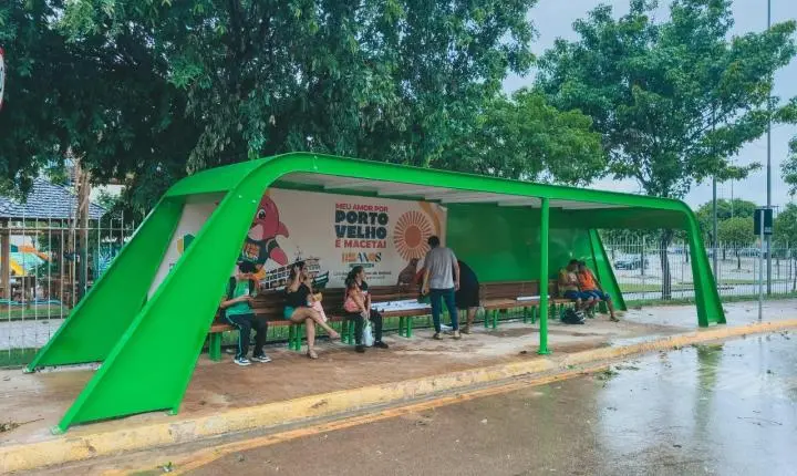 Abrigo de ônibus em Porto Velho traz conforto e inovação para usuários