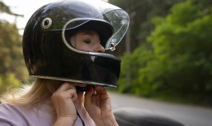 Acidente de moto: o capacete pode decidir o futuro do cérebro