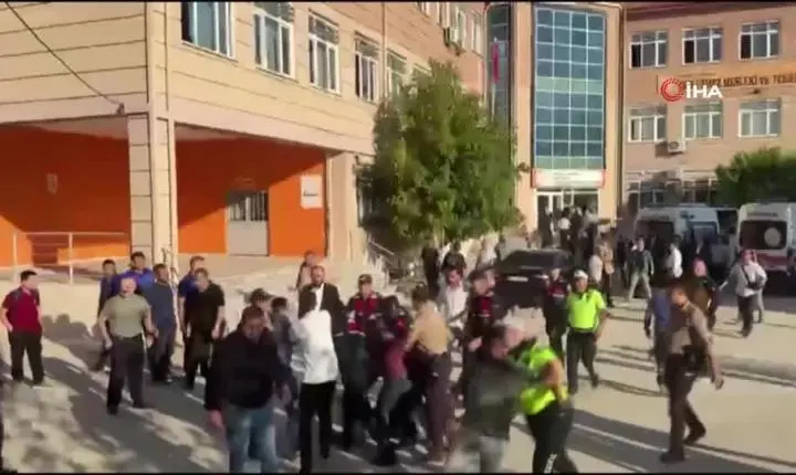 Aluno abre fogo em frente a escola na Turquia e fere 11 estudantes